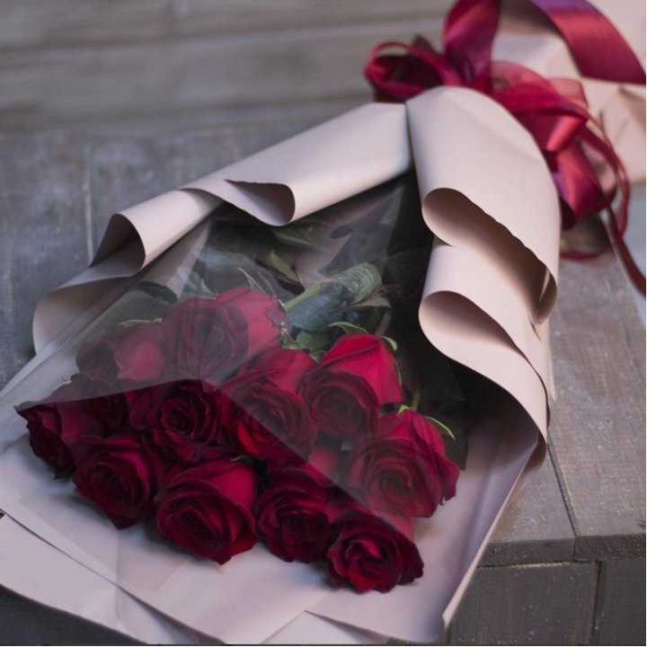 11 голландских роз в оформлении в Якутске