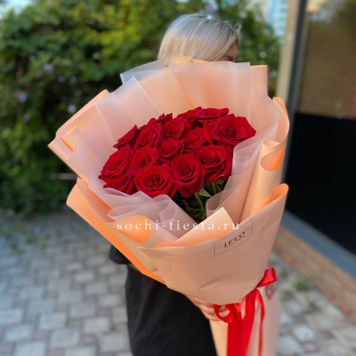 15 голландских роз в оформлении в Якутске