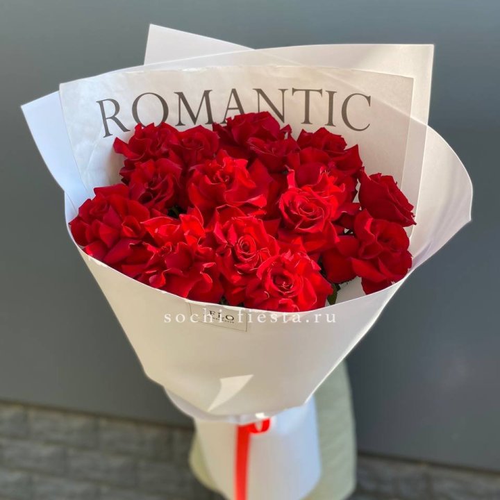 19 высоких роз в оформлении в Якутске
