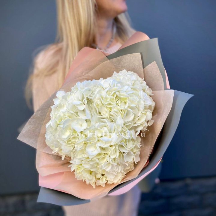 Букет из трёх белых гортензий в Якутске