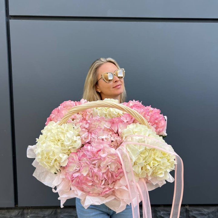 7 гортензий в корзине в Якутске