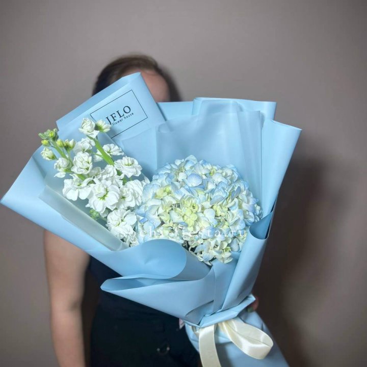 Гортензия голубая с маттиолой в Якутске