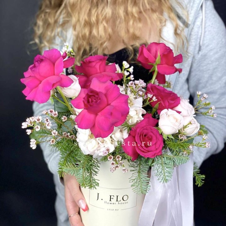 Новогодняя композиция в коробке пинк розе в Якутске