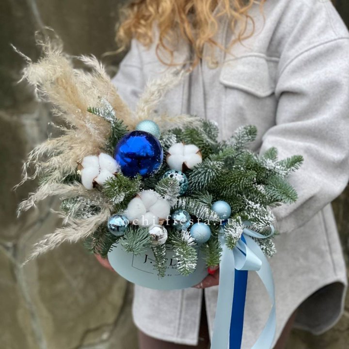 Новогодняя композиция в коробке блю в Якутске