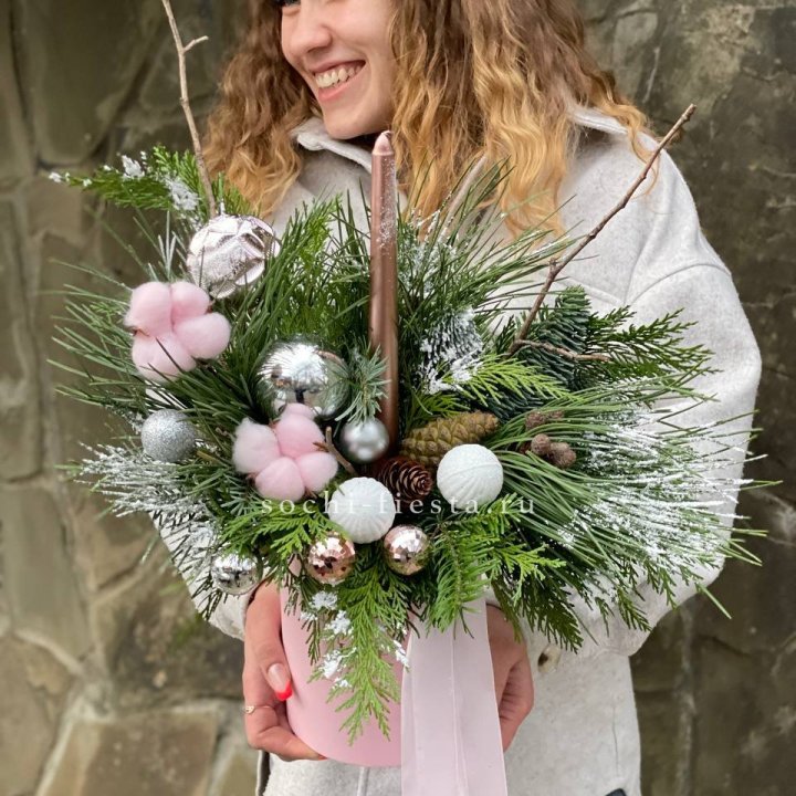 Новогодняя композиция в коробке пинк в Якутске