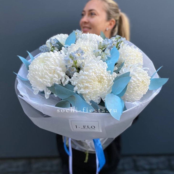 Букет хризантем Бигуди и дельфиниума  в Якутске