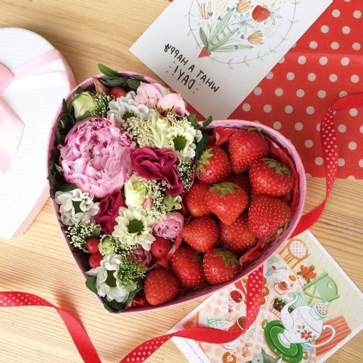 Бокс с клубникой и цветами в Якутске