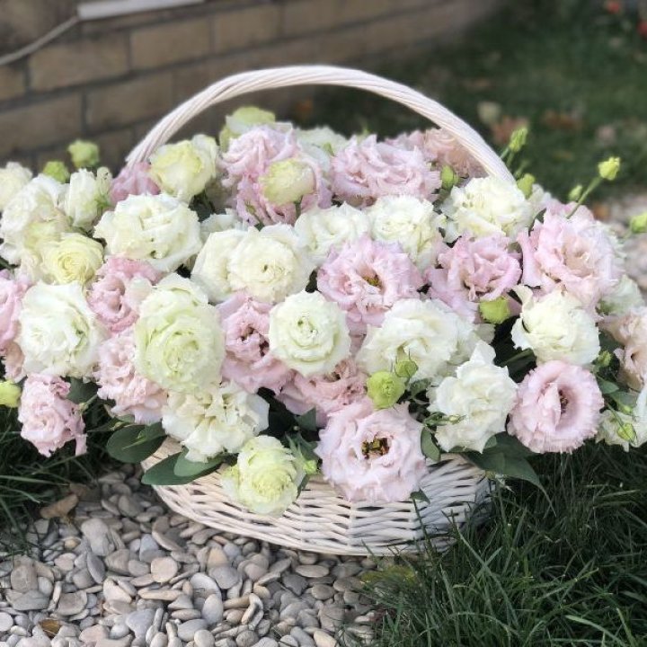 Корзина с эустомой в Якутске