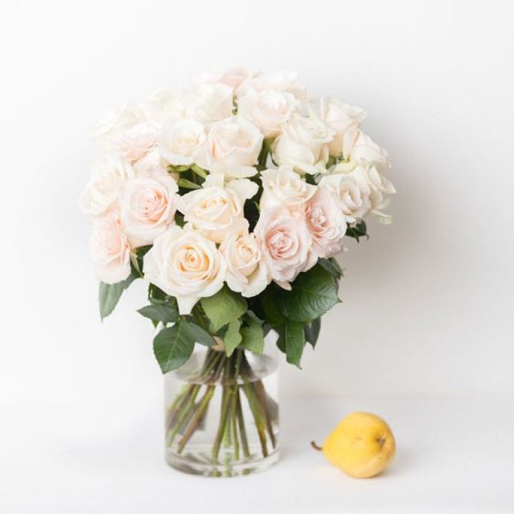 25 кремовых роз в Якутске