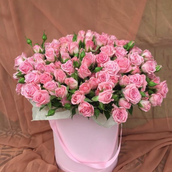 Кустовые розы в коробке в Якутске