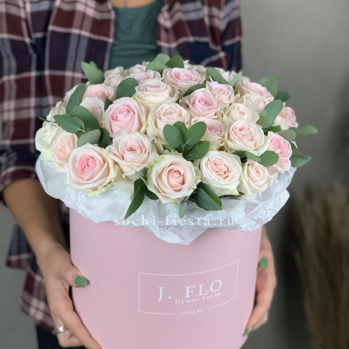 35 розовых роз в цилиндре в Якутске