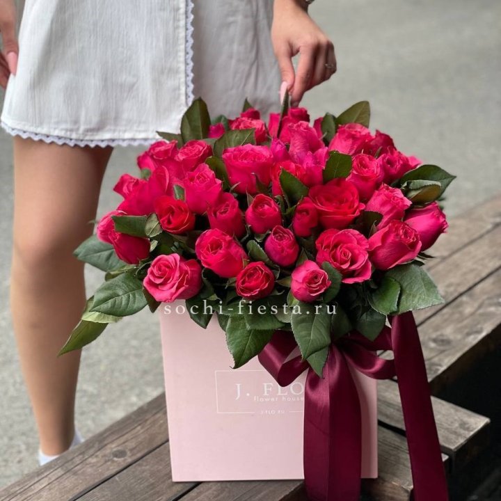 55 алых роз в кубе в Якутске