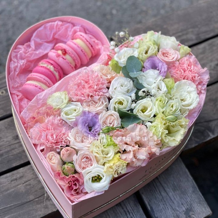 Бокс-сердце с макарон "Пинк" в Якутске