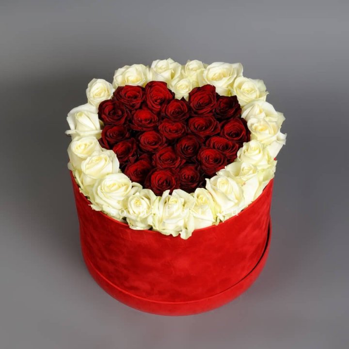 39 красных и белых роз в цилиндре в Якутске