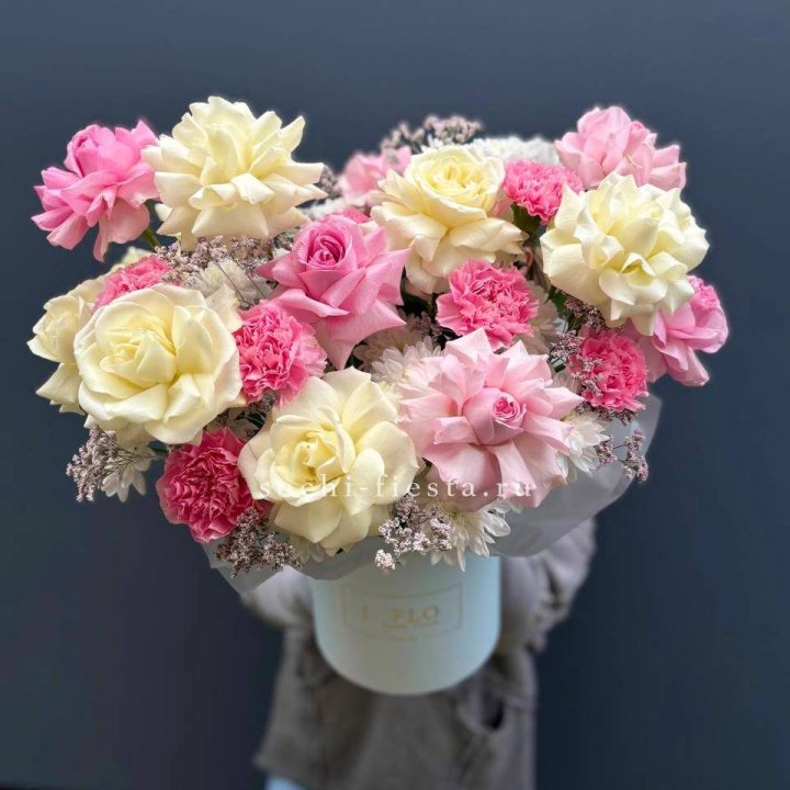 Коробка французских роз и диантусов "Бони" в Якутске