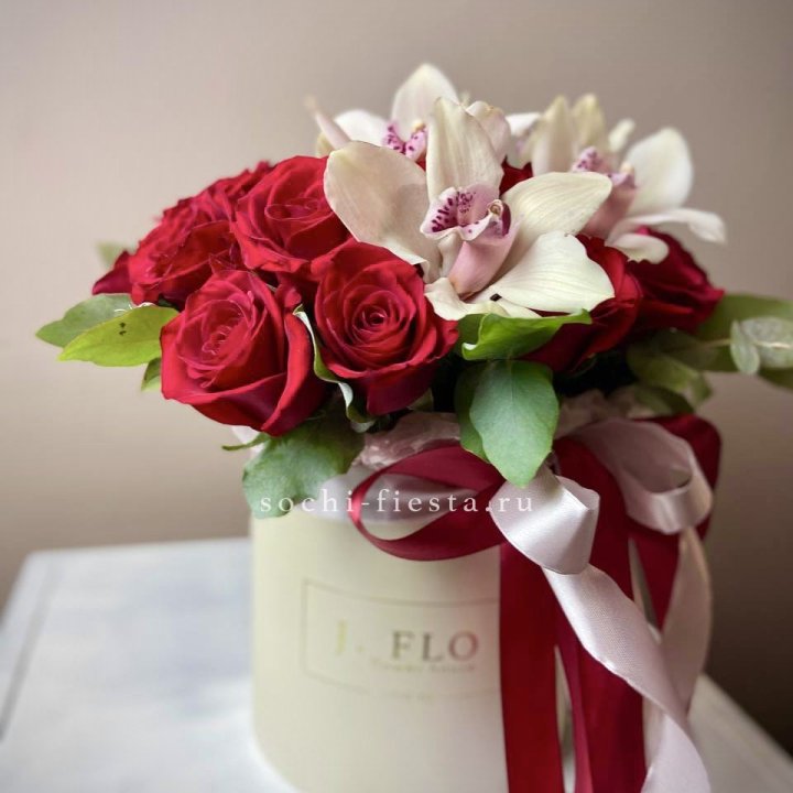 Розы и орхидеи в боксе в Якутске