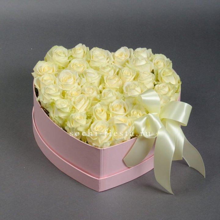 35 белых роз в коробке "Сердце" в Якутске