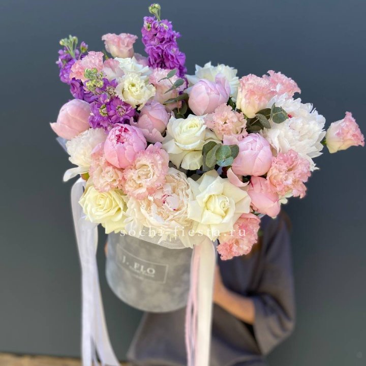 Дизайнерский цилиндр с пионами "Ривьера" в Якутске