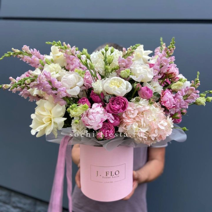 Дизайнерский цилиндр с пионами "Саманта" в Якутске