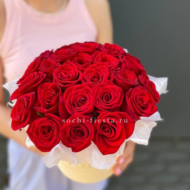 Красные розы в цилиндре в Якутске