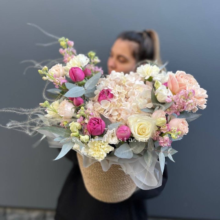 Цветочная композиция в джутовом боксе  в Якутске