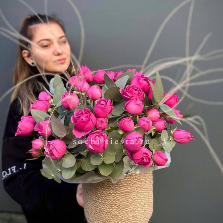 Пионовидные розы Мисти Бабблс в джутовом кашпо в Якутске