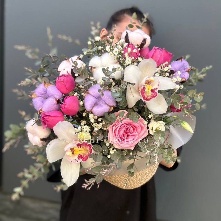 Орхидея и розы в джутовом кашпо в Якутске