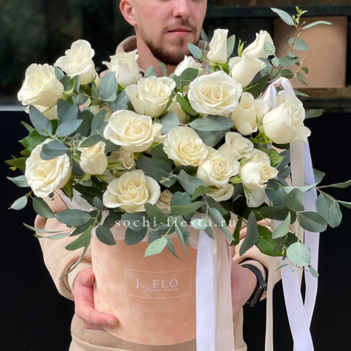 41 белая роз в бархатном боксе в Якутске