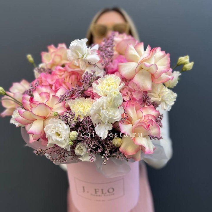 Цветочная композиция "Глория" в боксе в Якутске