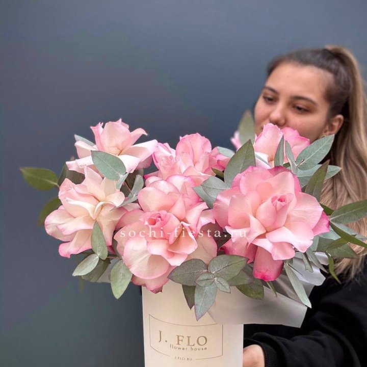 7 Французских роз в боксе в Якутске