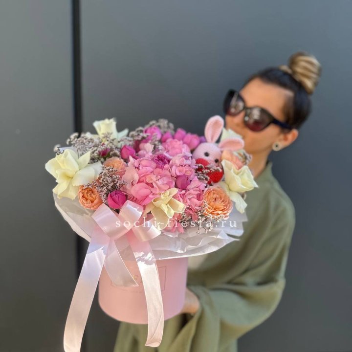 Дизайнерский цилиндр с игрушкой "Лола" в Якутске