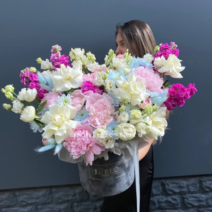 Дизайнерский цилиндр "Пионы гарден" в Якутске