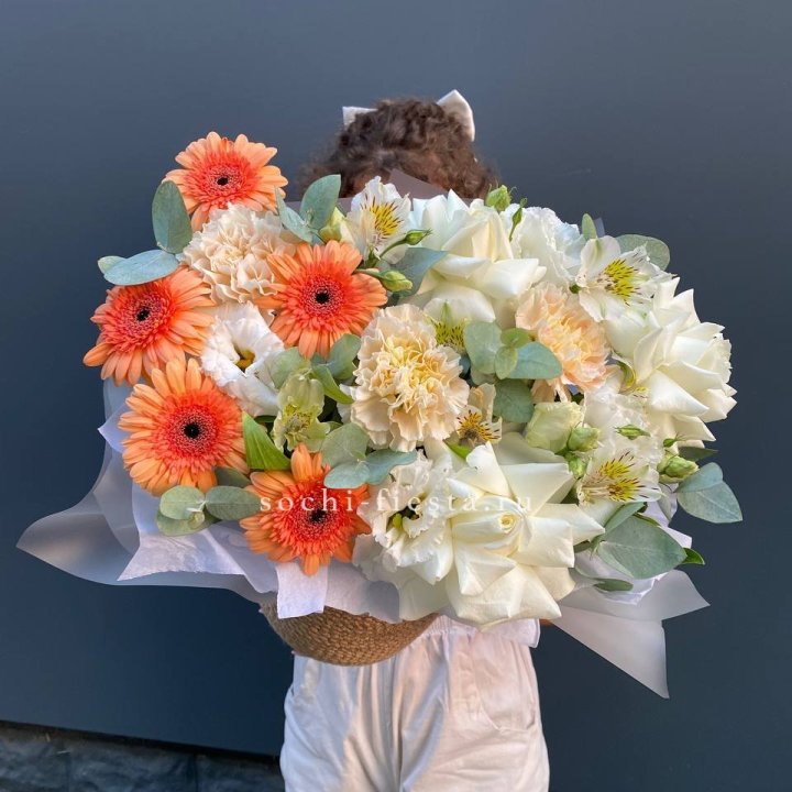 Розы и герберы в джутовом кашпо "Георгино" в Якутске