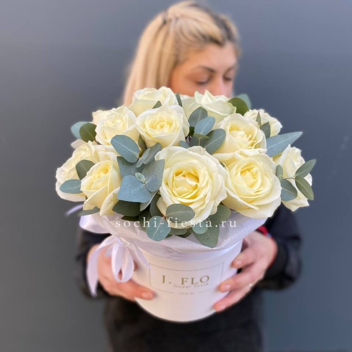 15 белых роз в боксе в Якутске