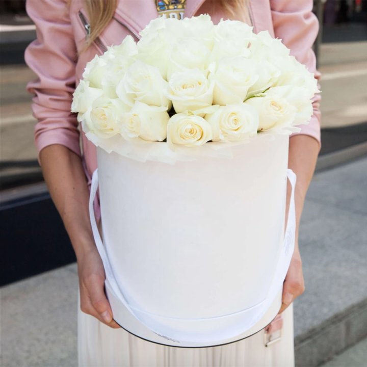 35 белых роз в цилиндре в Якутске