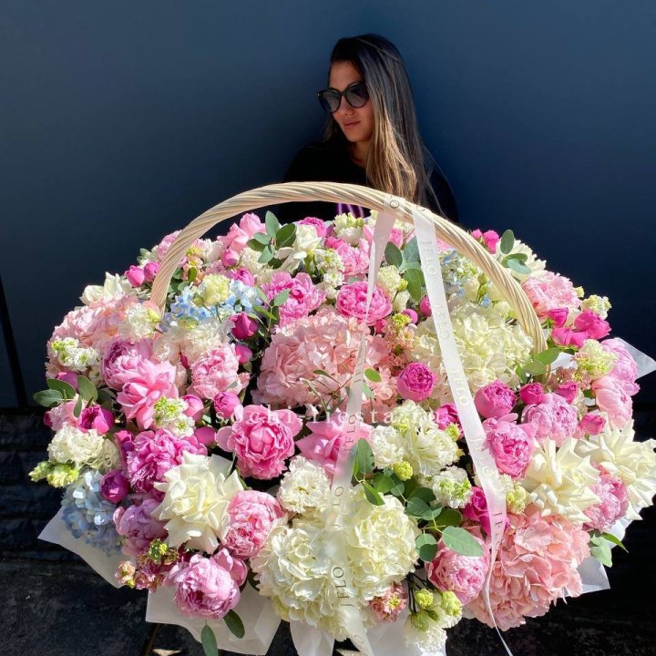 Цветочная корзина из пионов и пионовидных роз "Перфекте" в Якутске