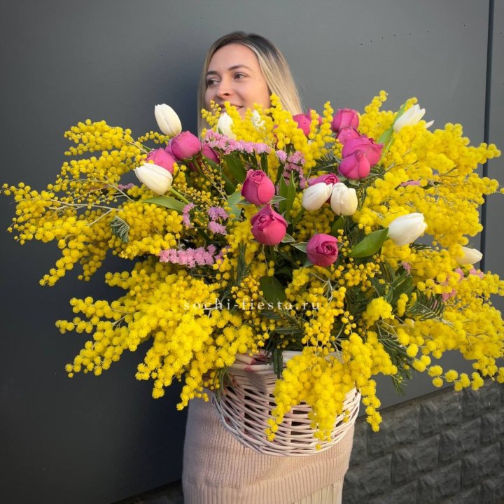 Цветочная корзина с мимозой "Спринг" в Якутске