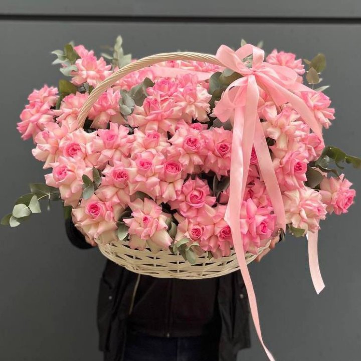51 розовая роза в корзине в Якутске