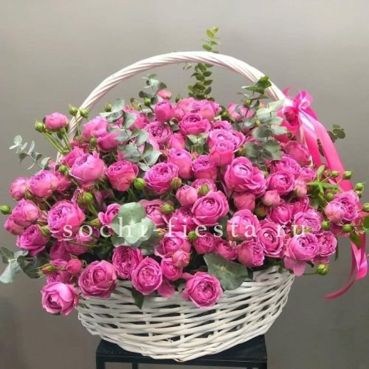 65 пионовидных кустовых роз в корзине в Якутске