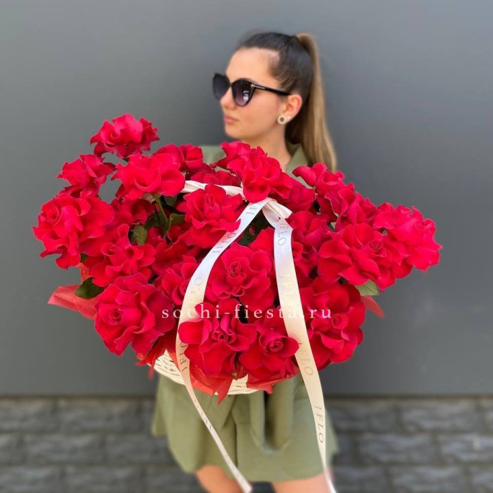 Красные французские розы в корзине в Якутске