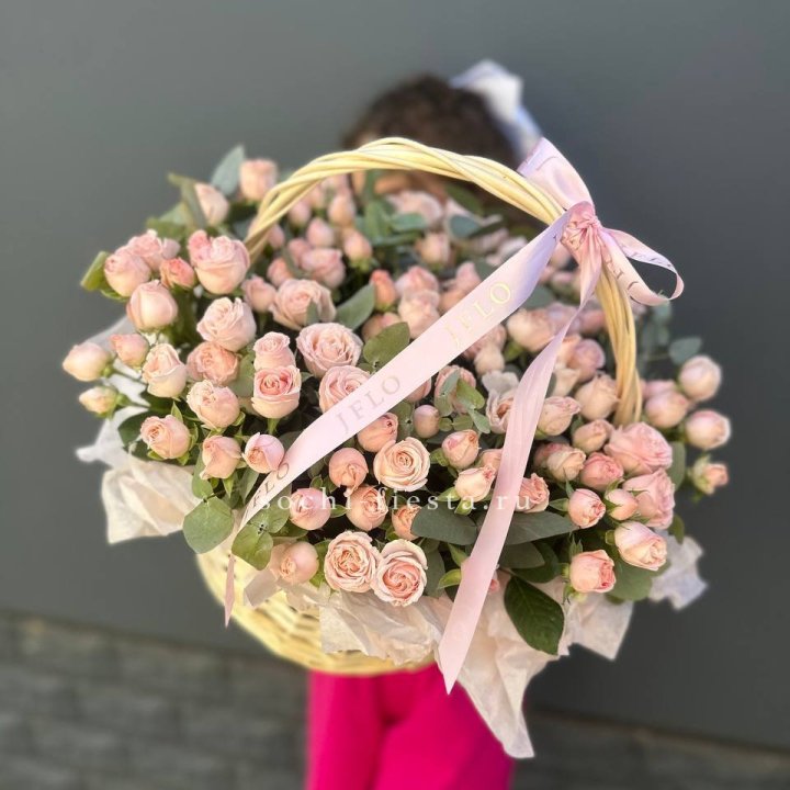 Корзина кустовых пионовидных роз в Якутске