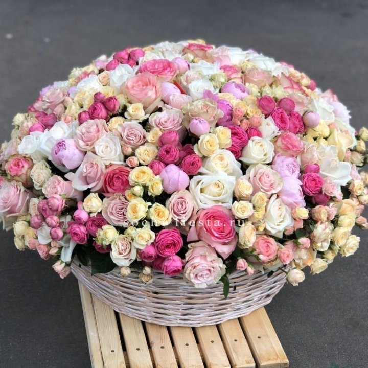 Цветочная корзина из пионов и пионовидных роз "Юниверсити" в Якутске