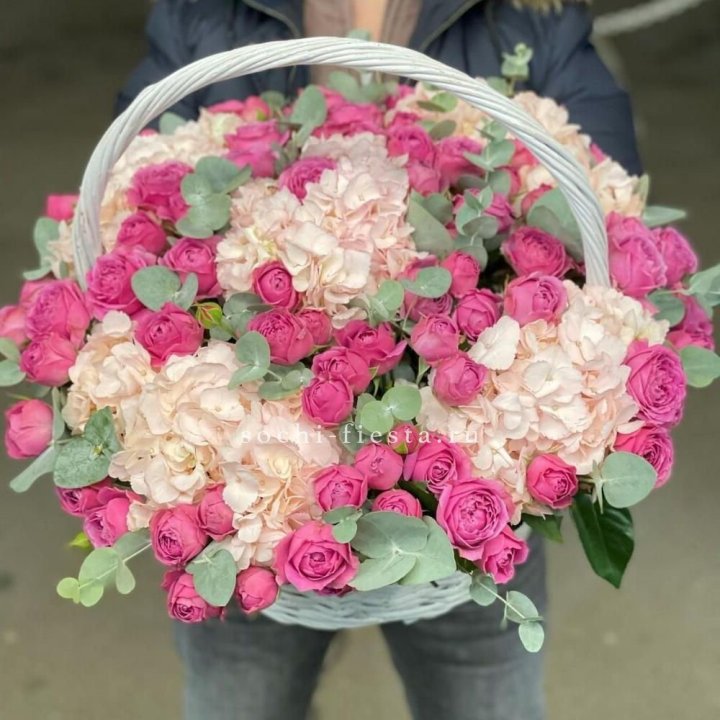 Корзина с гортензией и Мисти Баблс в Якутске