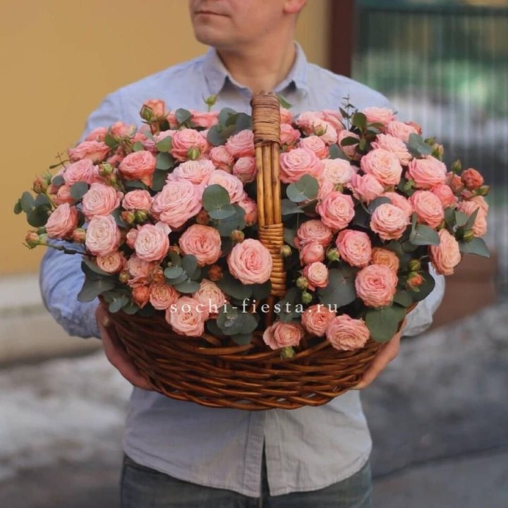 Корзина из 101 пионовидной розы в Якутске