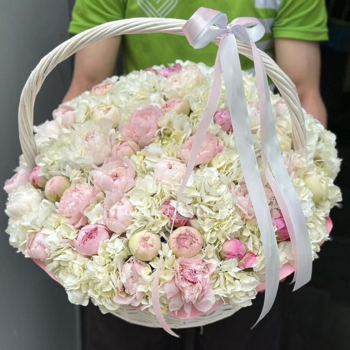 Премиум корзина гортензий и пионов в Якутске