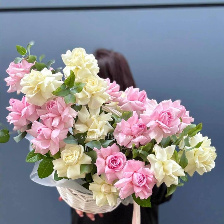 25 Французских роз в корзине в Якутске