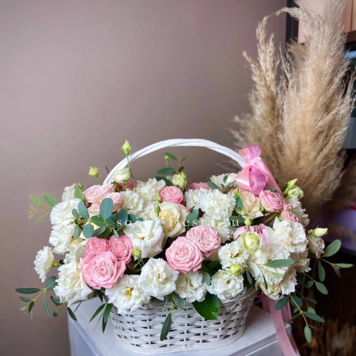 Цветочная корзина "Пинки вайт" в Якутске