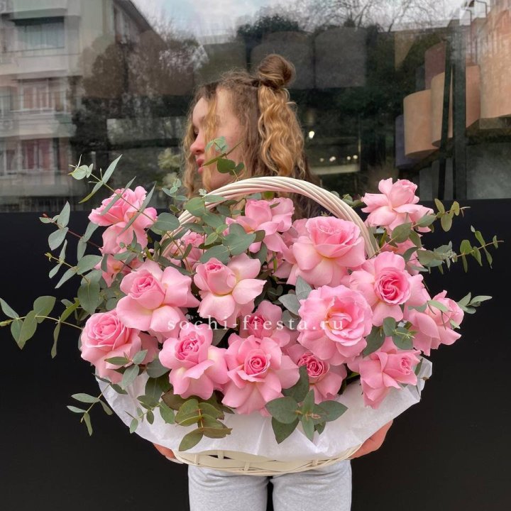 25 роз в цветочной корзине  в Якутске