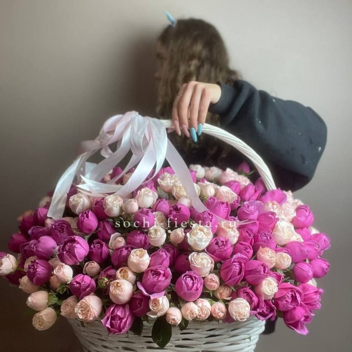 Премиум корзина пионовидных кустовых роз в Якутске