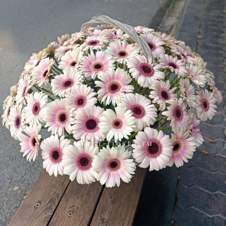 Корзина с герберами  в Якутске